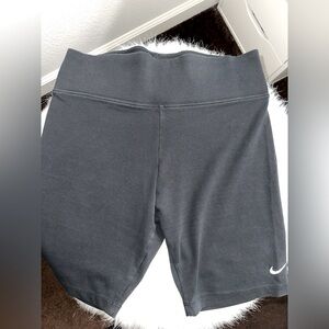 Like New Nike Women’s High Waisted 8” Biker Shorts Size L